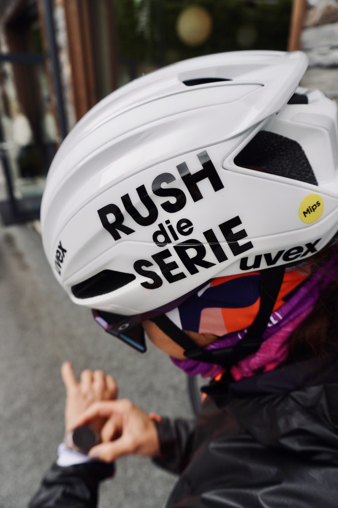 Rennradfahrerin in Frauen-Gruppe auf Alpenstraße, sommerliche Landschaft Oberpinzgau, womenRUSH