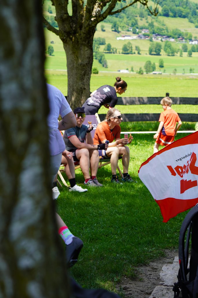 Rennradfahrerin in Frauen-Gruppe auf Alpenstraße, Sommer, Oberpinzgau, womenRUSH Event