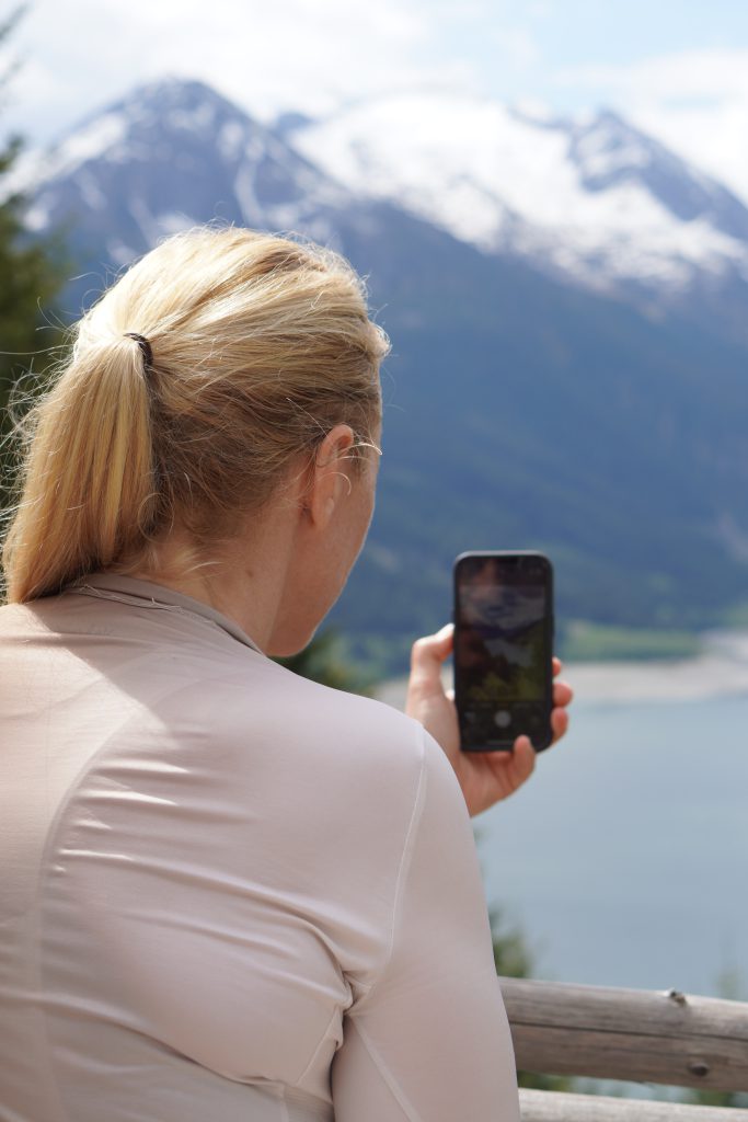 Gruppe rennradfahrender Frauen vor Alpenkulisse, gemeinsames Cycling-Event in Oberpinzgau